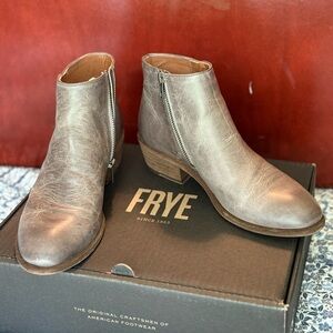 Frye Carson Piping Bootie - Size 8.5M - Graphite
